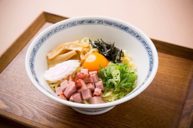 Yumurta kasesinde domuz etli Japon eriştesi.