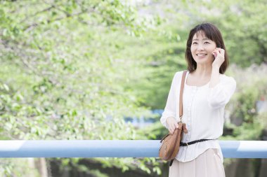 sokakta cep telefonu kullanan kadın