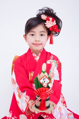 Geleneksel kimonolu küçük tatlı Japon kız.