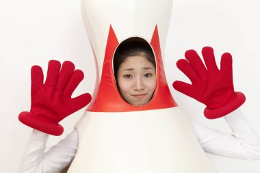 Komik bowling kıyafetli Asyalı kadın.