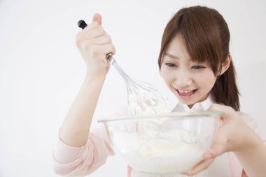 Güzel Japon kadın tatlı hazırlıyor.