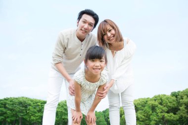 Mutlu Asyalı genç bir ailenin portresi 