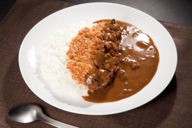 Körili pirincin yanında gevrek pirzola.