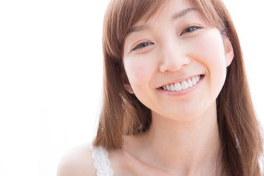 Gülümseyen kadın kameraya bakıyor.