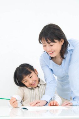 Stüdyo portresi, genç Japon anne ve kızının
