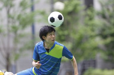 Futbol sahasında futbolcu