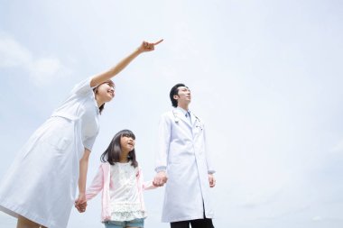 Doktorlar sevinçle poz verirler..