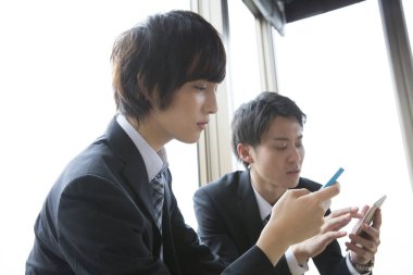 Çalışma sürecindeki meslektaşları yakalayan resim