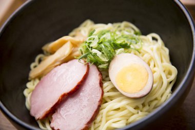 Japon usulü jambonlu ramen, yumurta ve yeşil soğan.. 