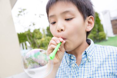  Çocuk köpük üflüyor. Yaklaş. 