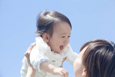 Mutlu Japon anne ve çocuğu güneşli bir günde birlikte vakit geçiriyorlar.