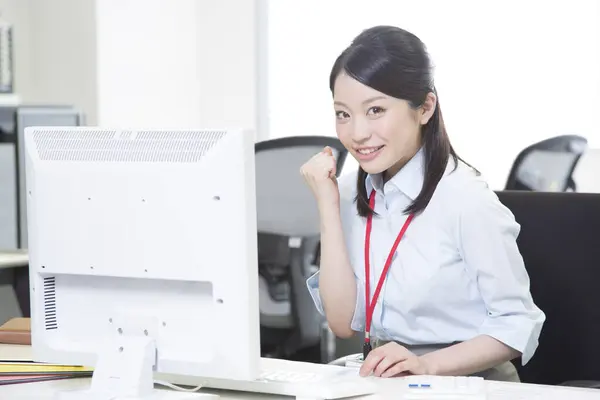 Joven Asiático Mujer Negocios Mostrando Puño Oficina — Foto de Stock