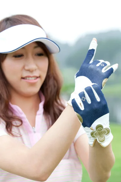 Ázsiai Fiatal Golfjátékos Kesztyűben — Stock Fotó