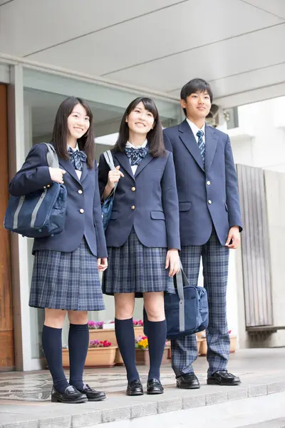 Açık havada Japon öğrencilerin portresi.