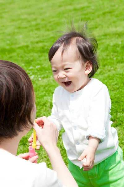 Счастливая Японская Мать Ребенок Проводят Время Вместе Солнечный День — стоковое фото
