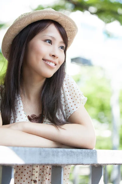 Hermosa Sonriente Mujer Asiática Sombrero Posando Calle —  Fotos de Stock