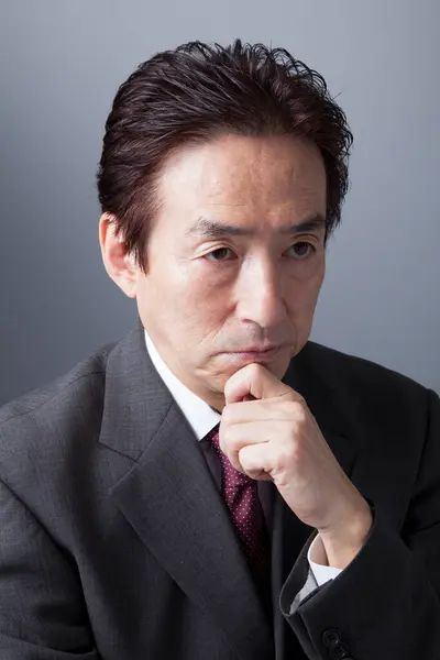 Hombre Negocios Japonés Mediana Edad Sobre Fondo Gris Retrato Hombre —  Fotos de Stock