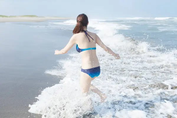 Giovane Donna Asiatica Bikini Blu Godendo Vacanza Sulla Spiaggia Estiva — Foto Stock