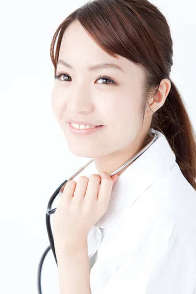Estúdio Retrato Bela Enfermeira Japonesa Roupão Branco Médico Alegre Isolado — Fotografia de Stock
