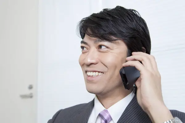 Retrato Adulto Japonés Hombre Negocios Oficina Hablando Por Teléfono — Foto de Stock