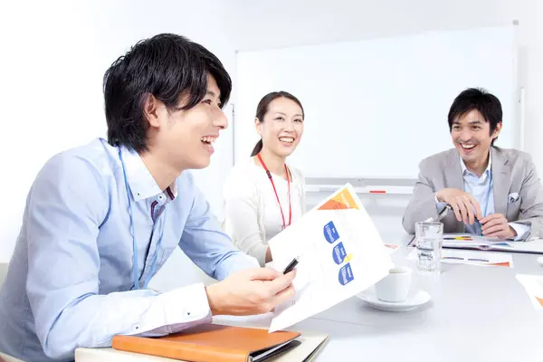 Grupo Jóvenes Japoneses Equipo Negocios Discutiendo Proyecto Concepto Trabajo Equipo — Foto de Stock
