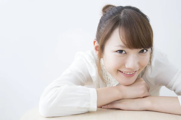 Mujer Asiática Sonriendo Sobre Fondo Blanco —  Fotos de Stock