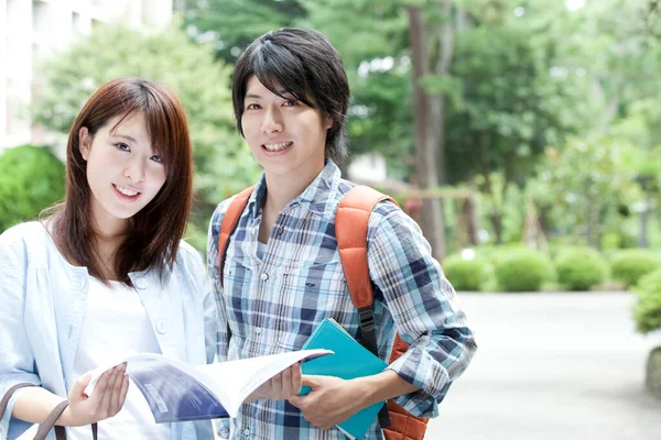 Sonriendo Jóvenes Estudiantes Japoneses Universidad — Foto de Stock