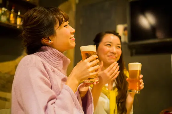Mladé Japonské Ženy Pijící Pivo Baru — Stock fotografie