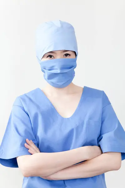 Asiatische Ärztin Trägt Chirurgische Maske — Stockfoto