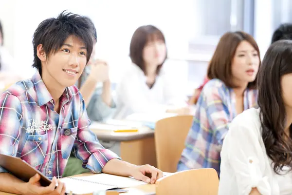 Alegre Jóvenes Estudiantes Japoneses Universidad —  Fotos de Stock