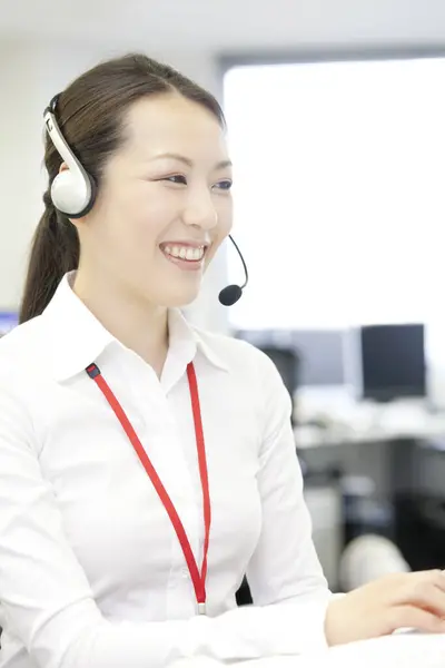 Sorridente Agente Del Servizio Clienti Giapponese Con Auricolare — Foto Stock