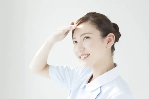 Junge Asiatische Ärztin Lächelt — Stockfoto