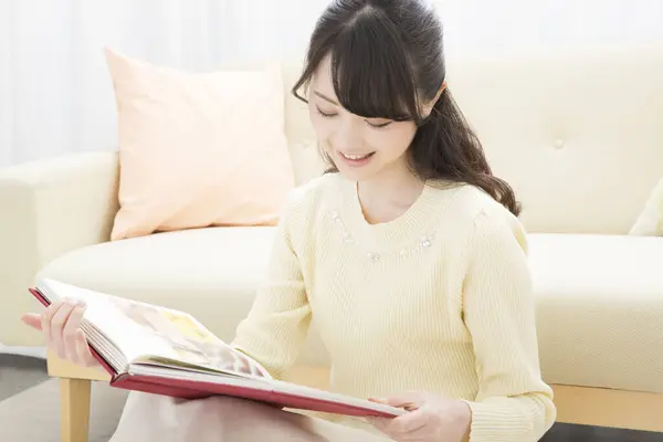Kaunis Aasialainen Nainen Lukeminen Kirja Kotona — kuvapankkivalokuva