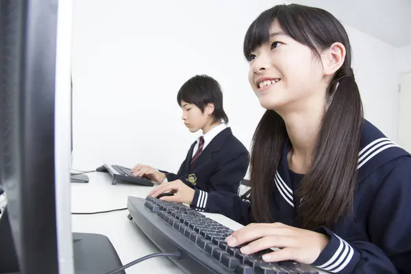 Портрет Азиатских Студентов Обучающихся Компьютерном Классе — стоковое фото