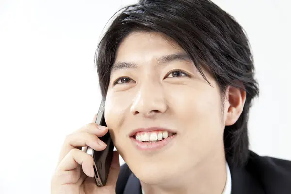 Sonriente Joven Asiático Hombre Hablando Por Teléfono —  Fotos de Stock