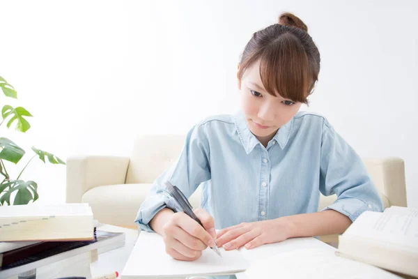 Jong Japans Vrouw Studeren Thuis Met Boeken Pen — Stockfoto