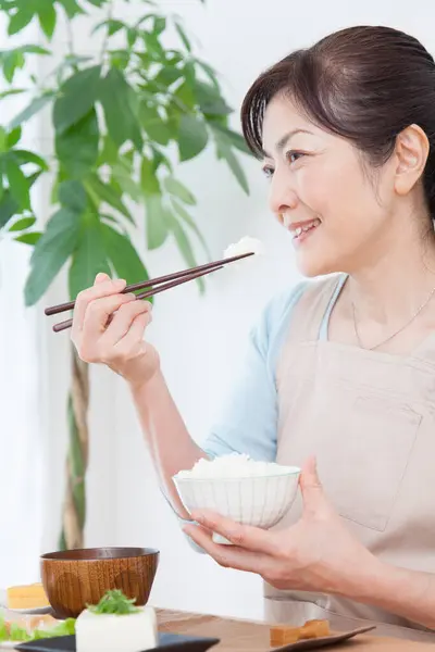 Retrato Hermosa Mujer Japonesa Madura Comiendo Arroz Con Palillos Casa —  Fotos de Stock