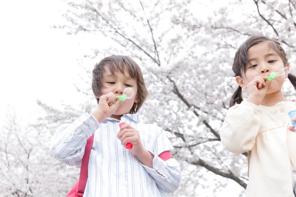 Glada Japanska Skolbarn Med Såpbubblor Vårparken — Stockfoto