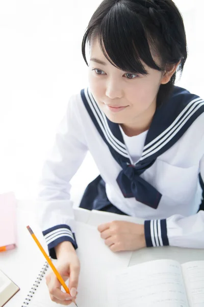 学校で勉強している若いアジアの女子高生 — ストック写真
