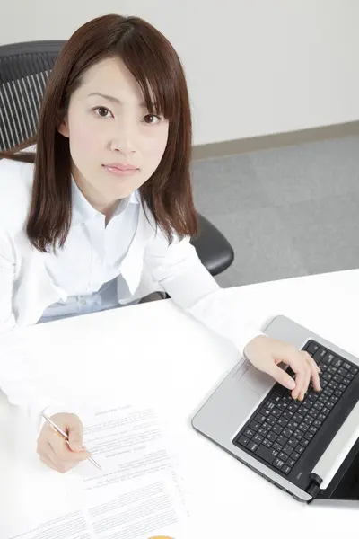 Retrato Una Joven Mujer Negocios Japonesa Que Trabaja Con Ordenador — Foto de Stock
