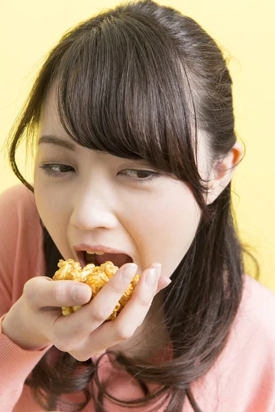 Porträt Einer Asiatin Die Popcorn Auf Gelbem Hintergrund Isst — Stockfoto