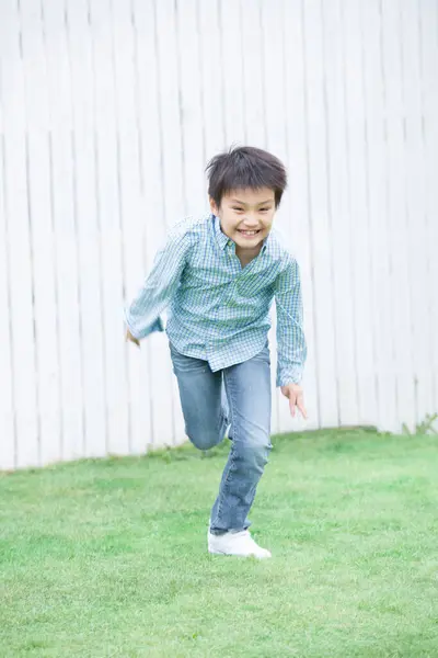 Asiatisk Pojke Som Leker Parken — Stockfoto