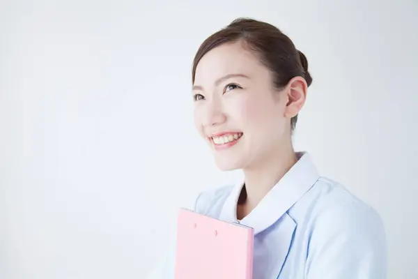 クリップボードを持っている日本の女性看護師の肖像画 — ストック写真