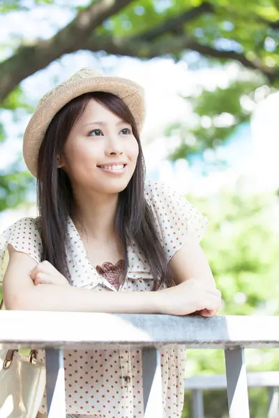 Bela Sorrindo Mulher Asiática Chapéu Posando Rua — Fotografia de Stock
