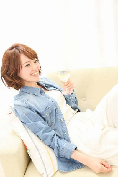 Hermosa Mujer Asiática Con Copa Vino Relajante Sofá Casa —  Fotos de Stock