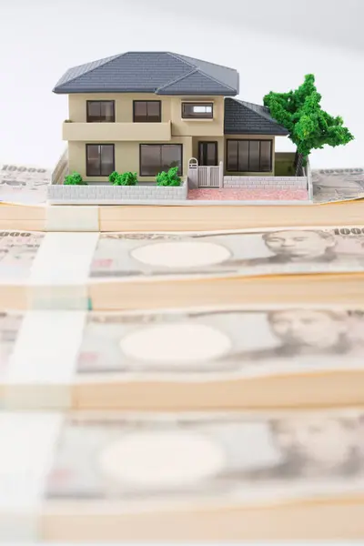 Modelowy Dom Japońskimi Banknotami Jenowymi Izolowanymi Tle — Zdjęcie stockowe