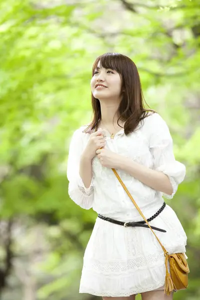 在公园里穿着白色衣服的美丽的亚洲女人 — 图库照片
