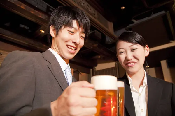 バーでビールを飲む日本人ビジネスマン — ストック写真
