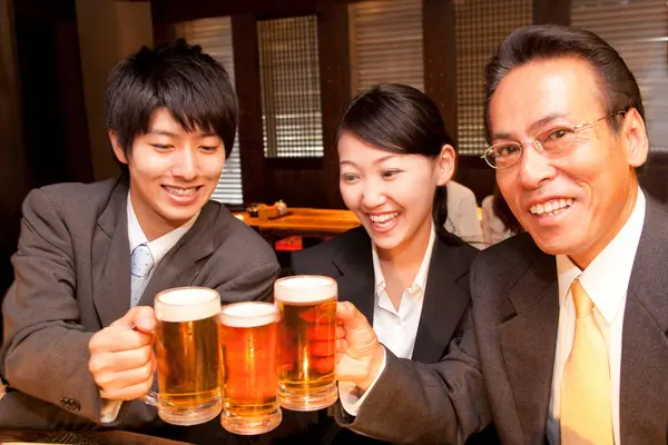 Empresarios Japoneses Con Cerveza Bar —  Fotos de Stock