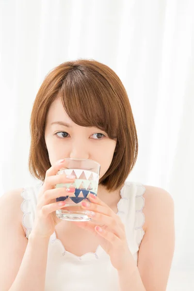 Japonés Mujer Beber Agua Casa — Foto de Stock